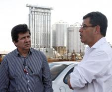 Coordenador de grupo de investidores paraguaio, Raul Valdez, e o presidente da Ferroeste, Maurício Querino Theodoro, com as obras em segundo plano.