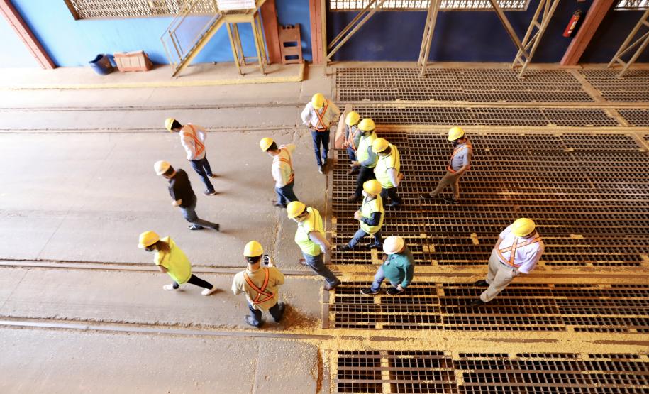 Grupo visitando o Porto de Paranaguá